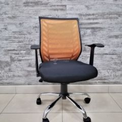 Кресло Barneo K-138 для персонала (черная ткань оранжевая сетка) в Ханты-Мансийске - hanty-mansiysk.mebel24.online | фото